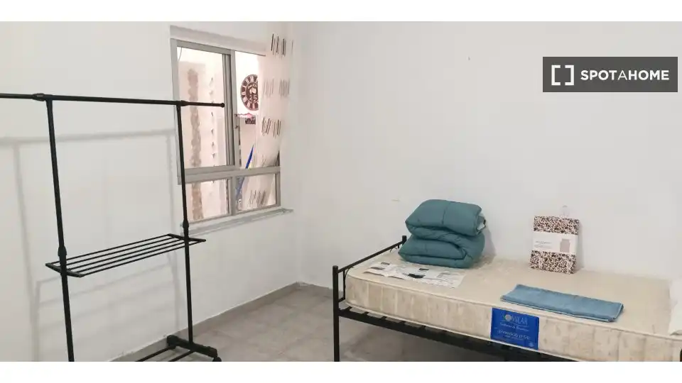 Room in Ensanche - Parque Santa Rosa