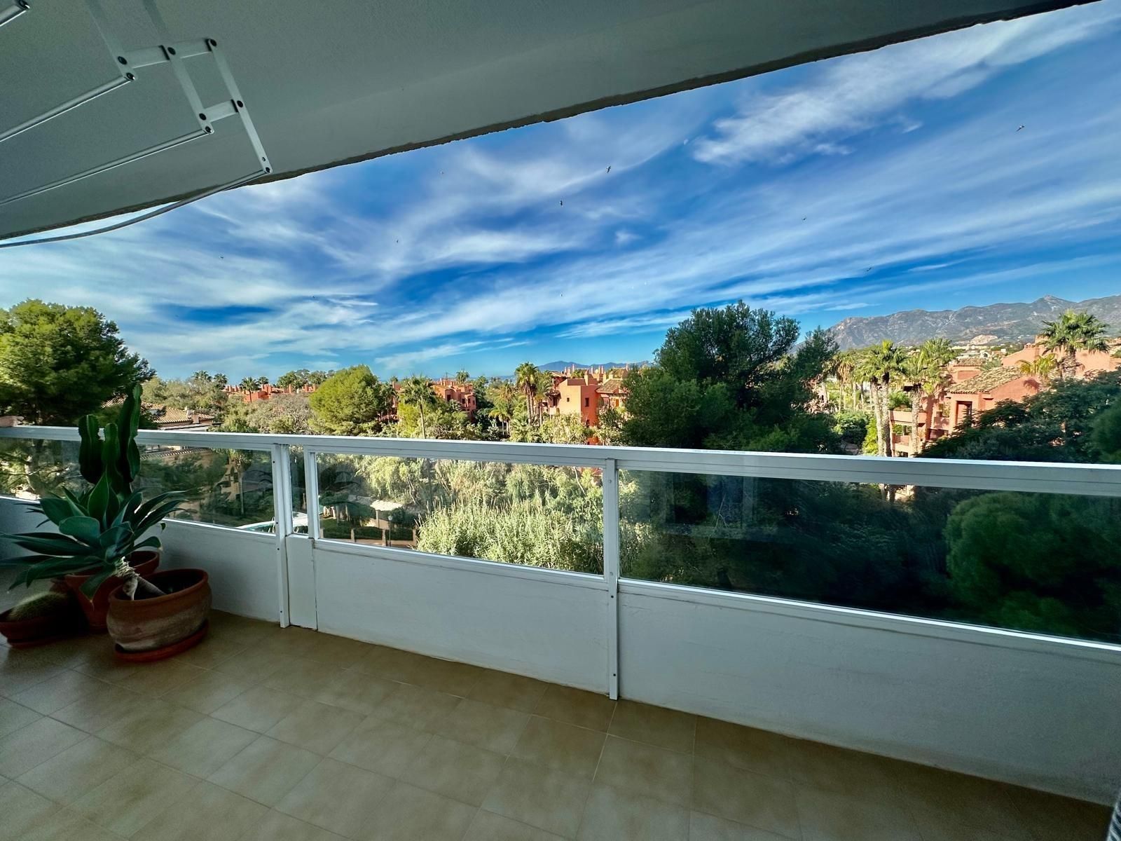 Vista exterior de Apartament en venda en Marbella amb Jardí privat
