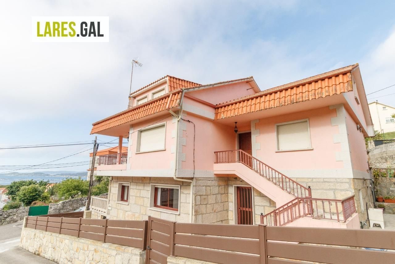 Vista exterior de Casa o xalet en venda en Cangas  amb Jardí privat, Terrassa i Moblat