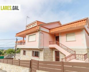 Vista exterior de Casa o xalet en venda en Cangas  amb Jardí privat, Terrassa i Moblat