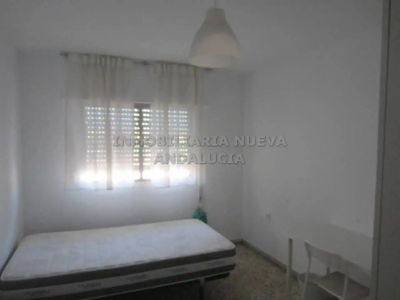 Habitación de Piso de alquiler en Almería con Terraza y Amueblado