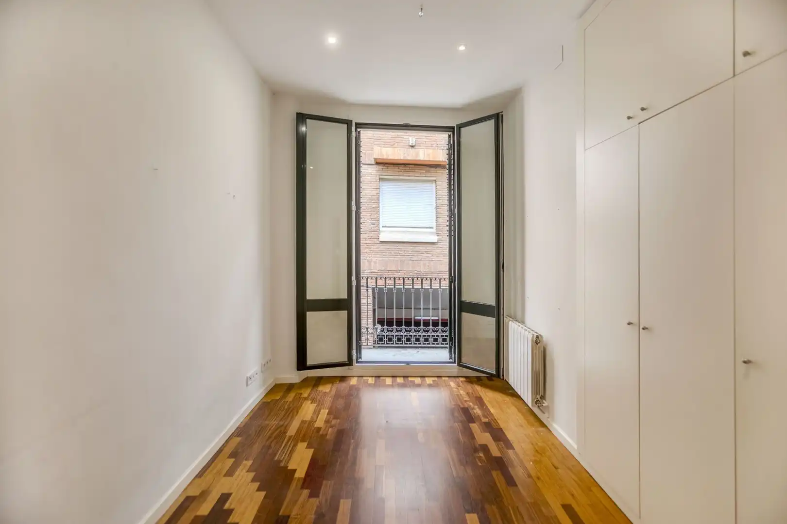 Habitación de Casa adosada en venta en Barcelona con Parquet y Terraza