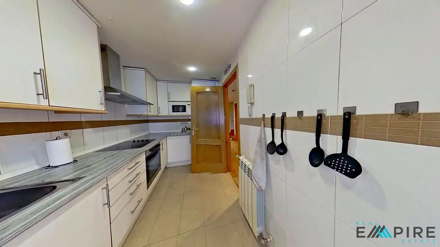 Cuina de Casa adosada en venda en Parla amb Aire condicionat, Calefacció i Jardí privat