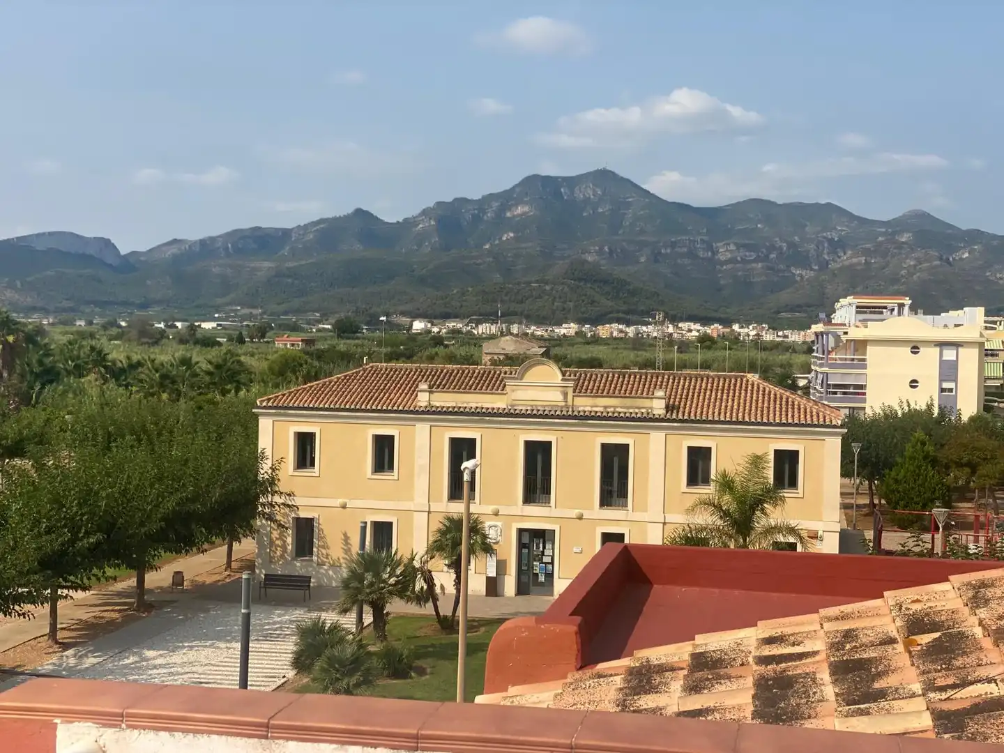 Außenansicht von Einfamilien-Reihenhaus zum Verkauf in Xeraco mit Terrasse, Balkon und Gemeinschaftspool