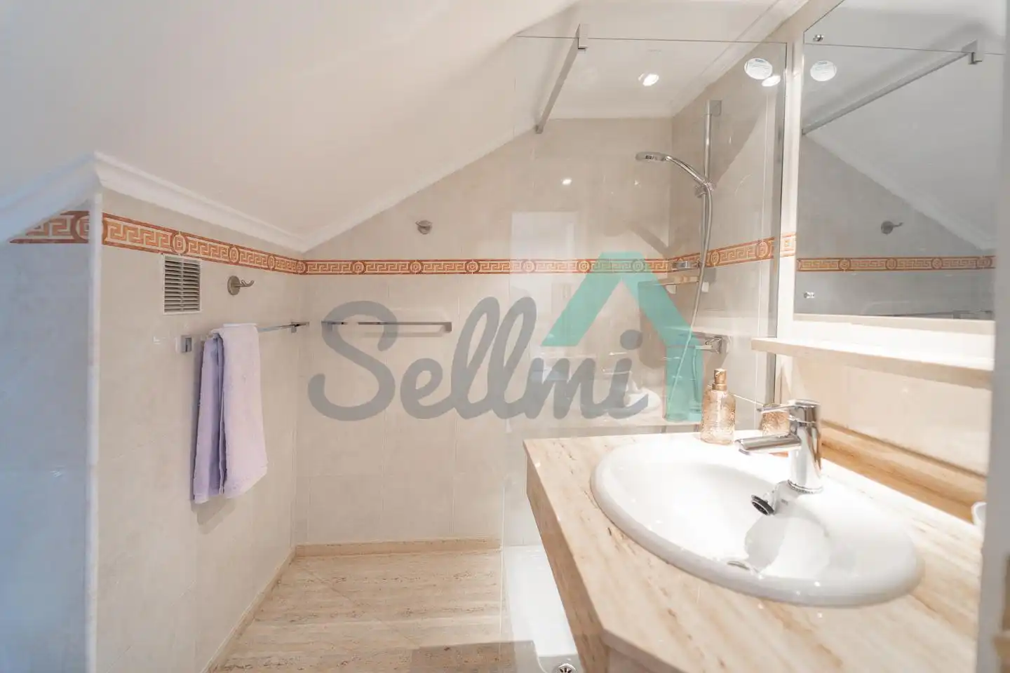 Bathroom of Flat for rent in Oviedo   with Heating, Parquet flooring and Furnished