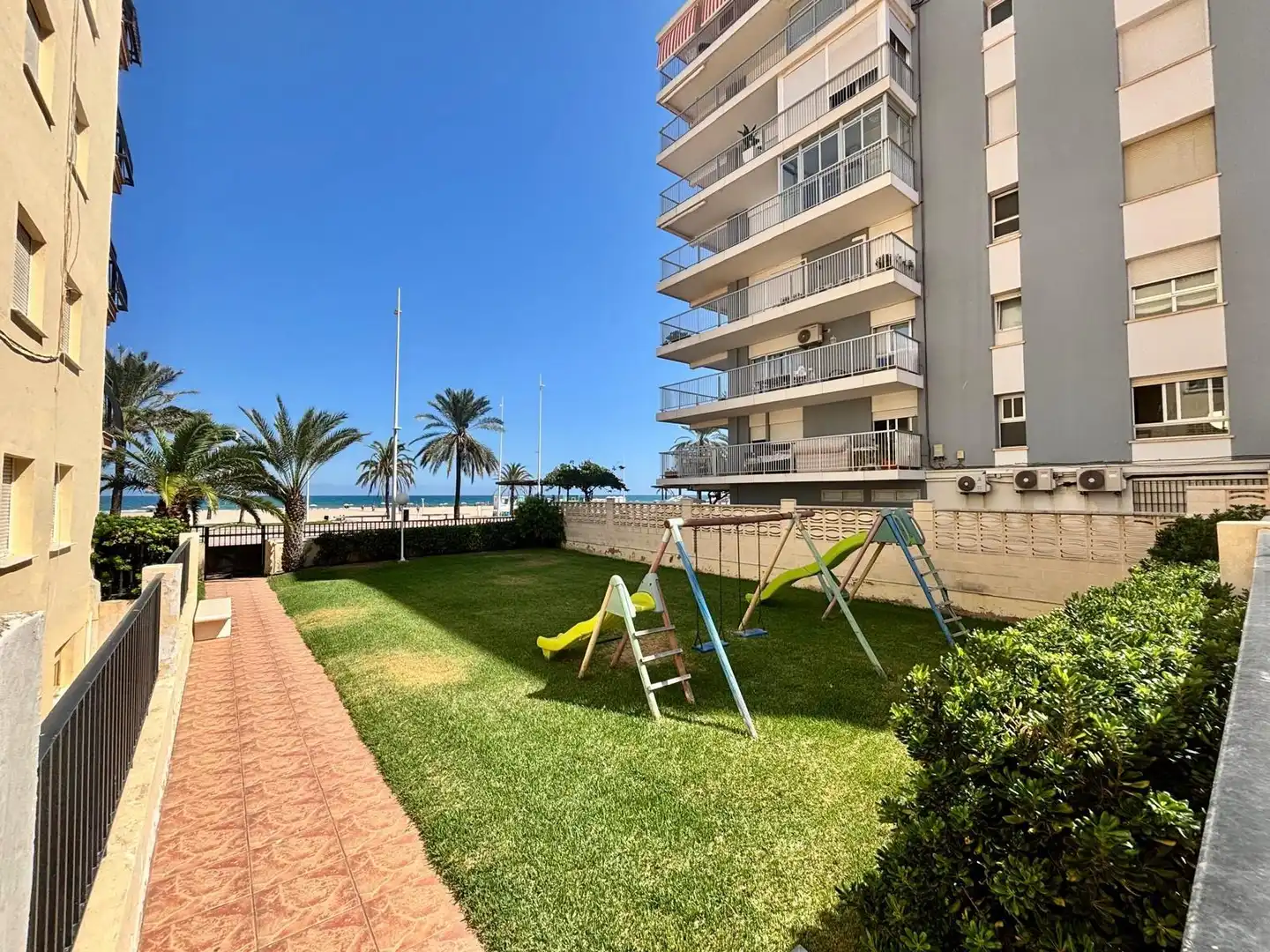Vista exterior de Apartament en venda en Gandia amb Aire condicionat, Jardí privat i Terrassa