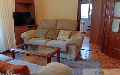 Sala d'estar de Pis en venda en Oviedo  amb Traster i Moblat