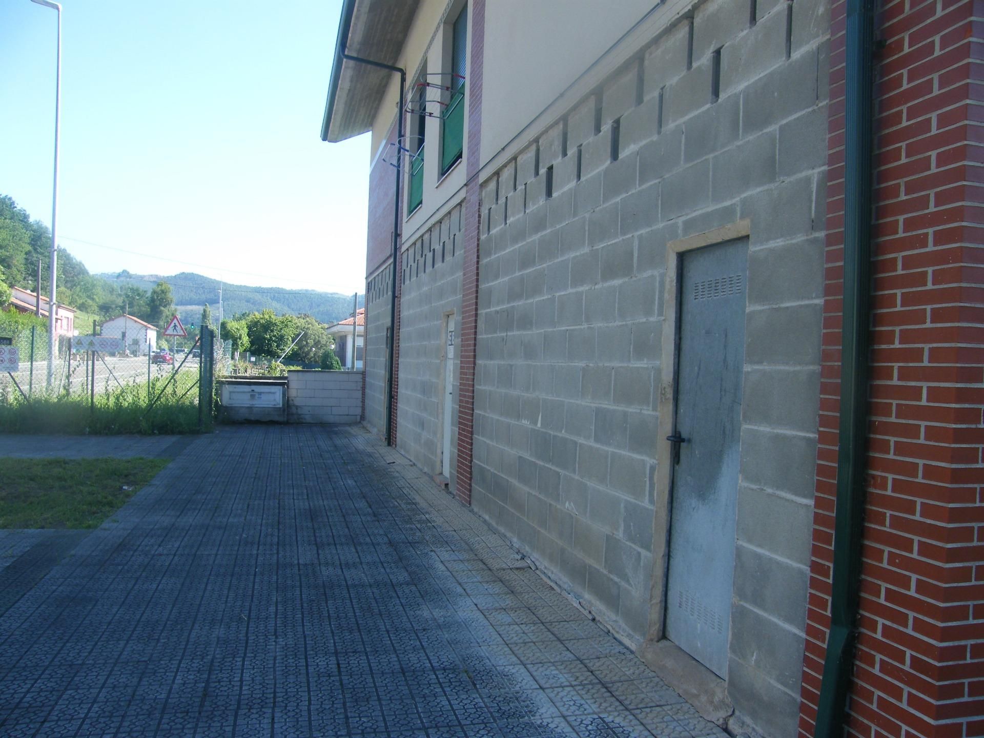 Vista exterior de Local en venda en Piélagos