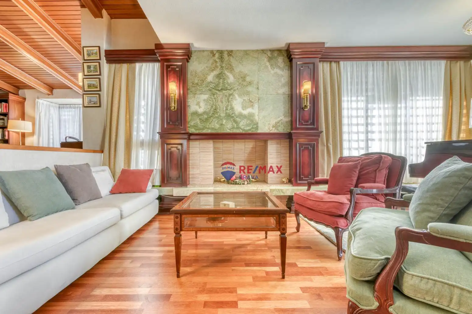 Sala d'estar de Casa o xalet en venda en Roses amb Aire condicionat, Jardí privat i Terrassa