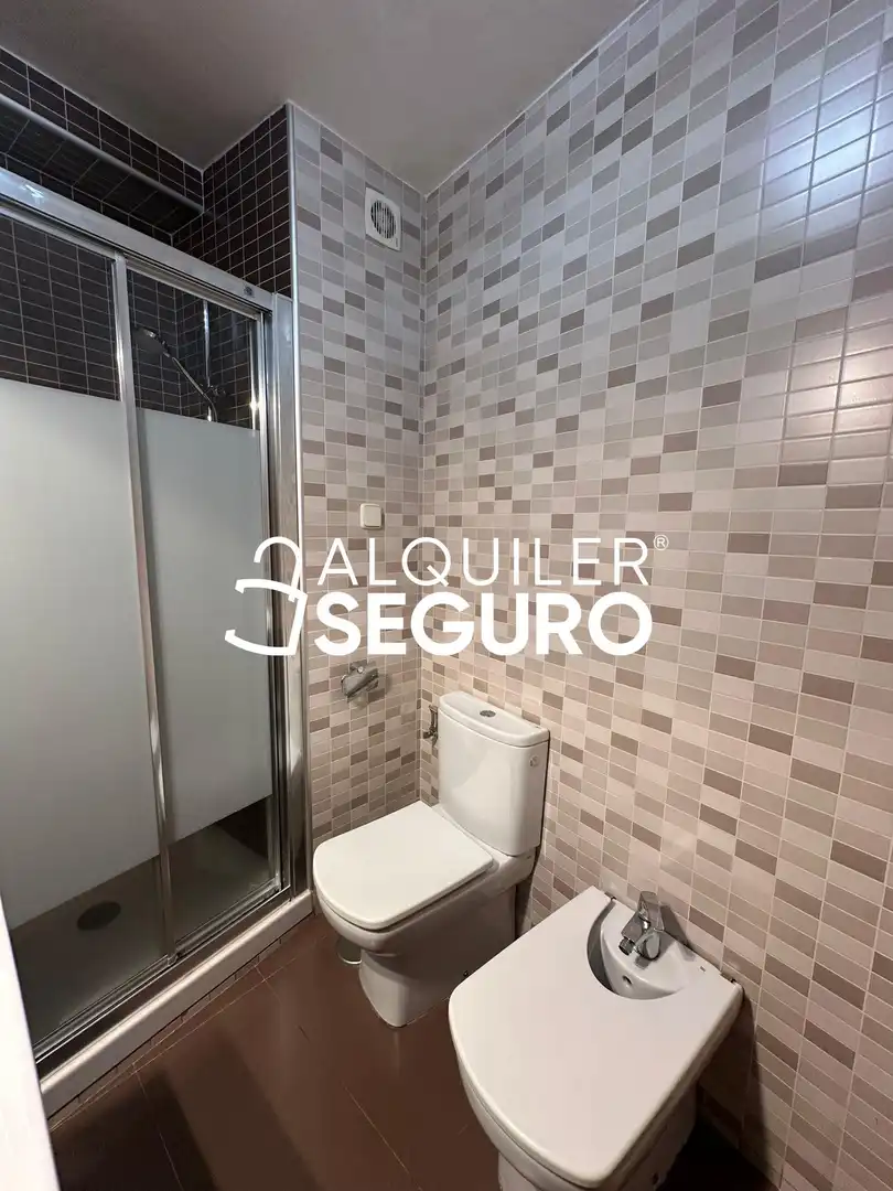 Baño de Piso de alquiler en Móstoles con Aire acondicionado, Calefacción y Terraza