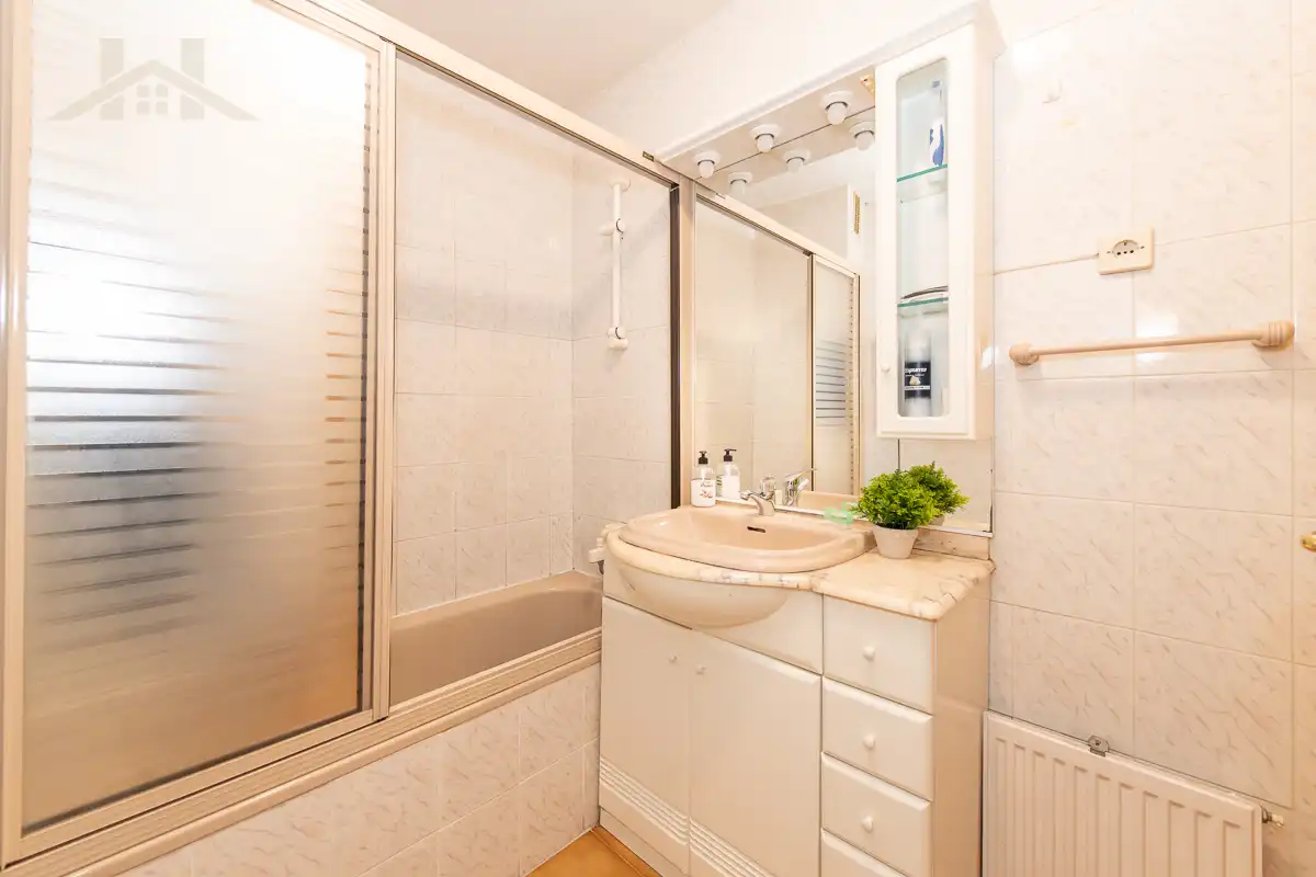 Baño de Dúplex en venta en Manzanares El Real con Calefacción, Amueblado y Piscina comunitaria