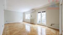 Living room of Flat to rent in  Madrid Capital  with Air Conditioner, Heating and Parquet flooring