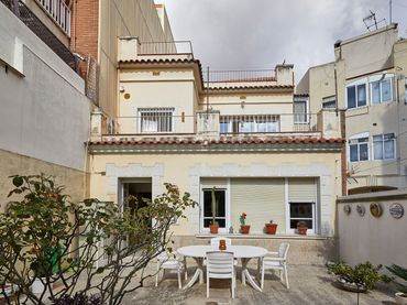 Maison mitoyenne avec balcon à vendre à Carrer de la Torre Vélez