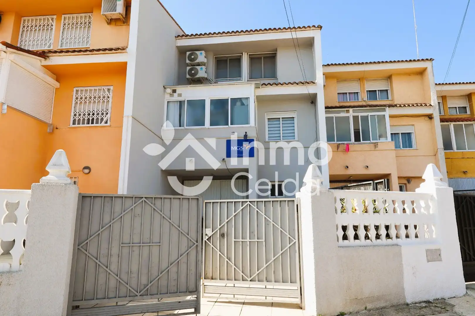 Vista exterior de Casa adosada en venta en Chiva con Aire acondicionado, Calefacción y Jardín privado