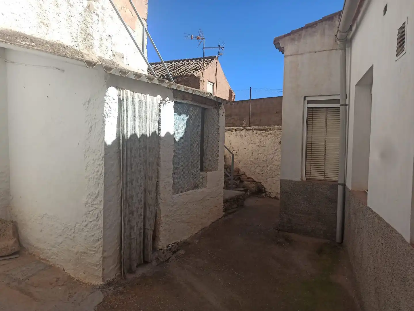 Vista exterior de Casa adosada en venda en El Valle amb Traster