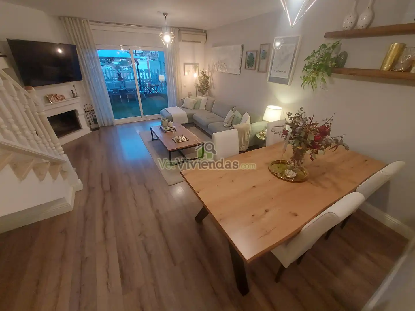 Sala de estar de Casa adosada en venta en Vallirana con Aire acondicionado, Calefacción y Jardín privado