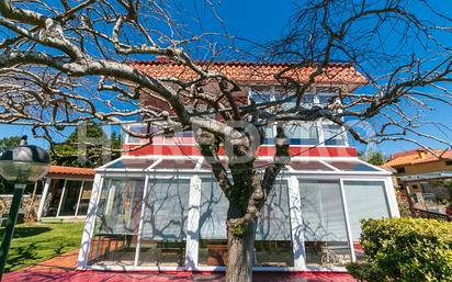 Vista exterior de Casa o xalet en venda en Cangas  amb Terrassa i Balcó
