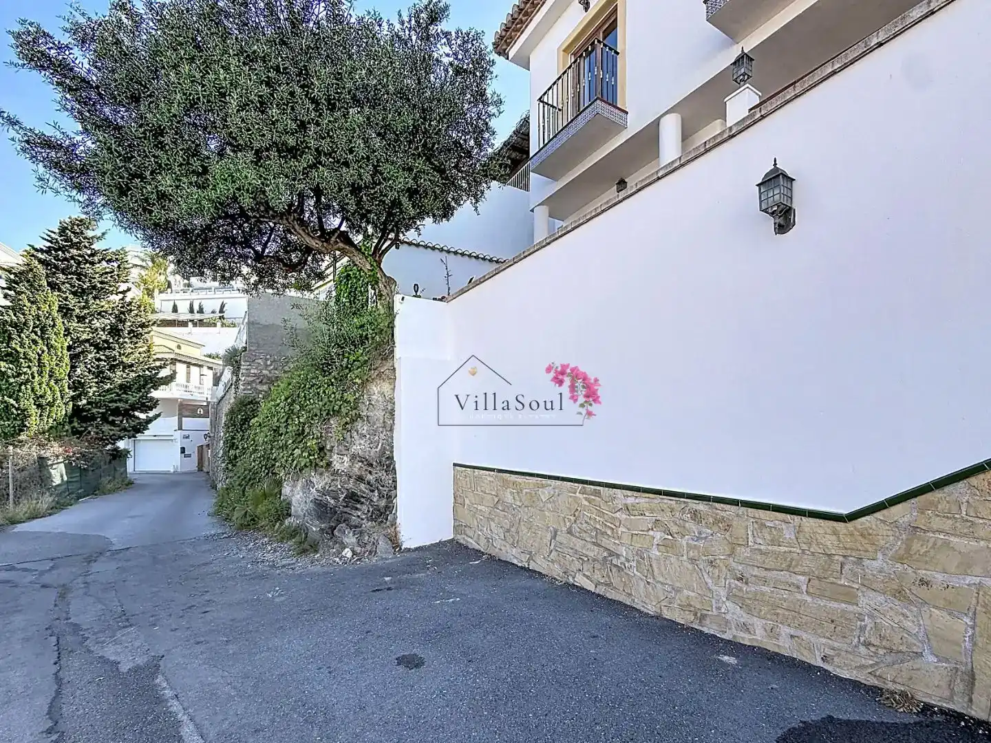 Vista exterior de Casa o xalet en venda en Almuñécar amb Aire condicionat, Piscina i Balcó