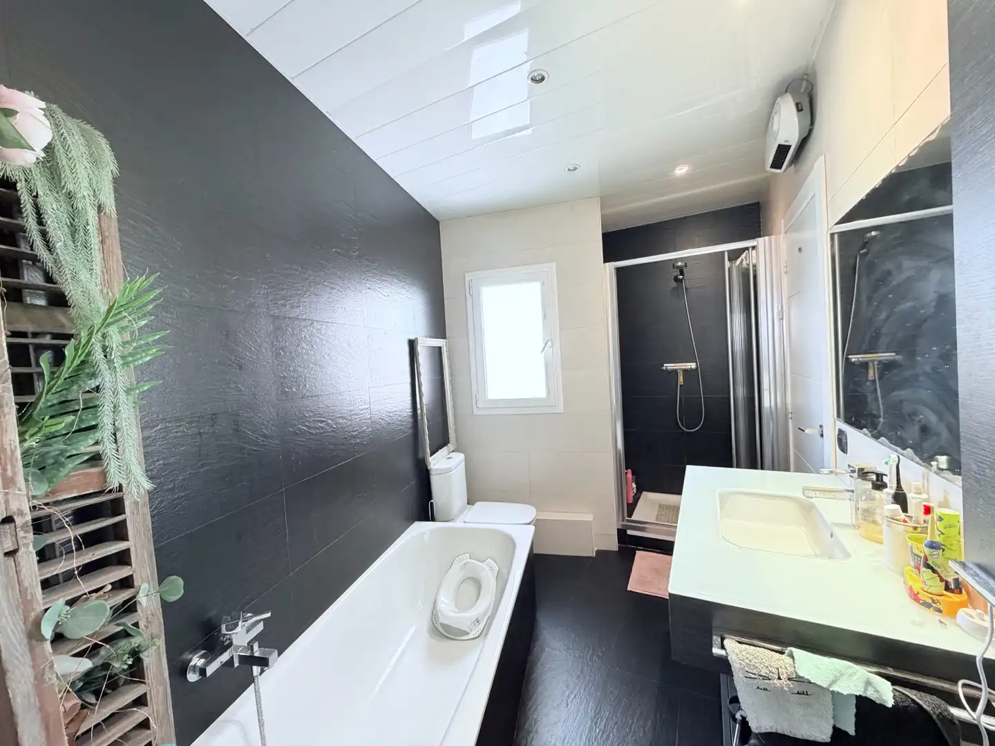 Bathroom of Attic for sale in Barcelona  with Air Conditioner, Heating and Parquet flooring