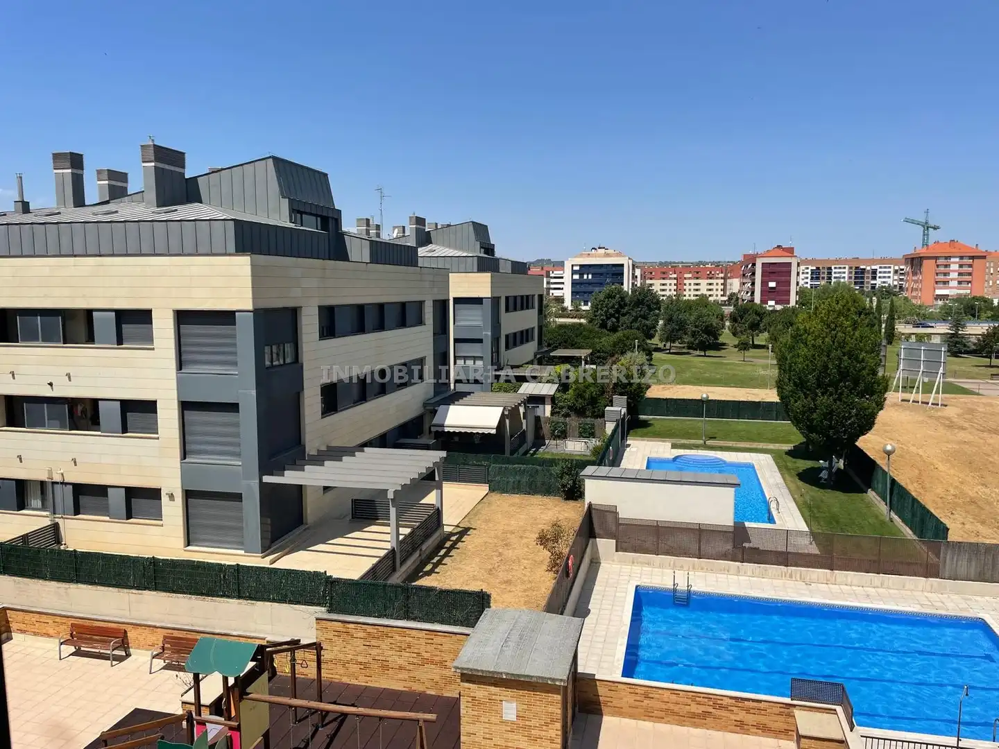 Vista exterior de Apartament de lloguer en  Logroño amb Calefacció, Parquet i Terrassa