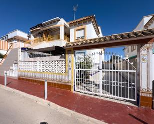 Vista exterior de Casa o xalet en venda en Torrevieja amb Terrassa i Piscina comunitària
