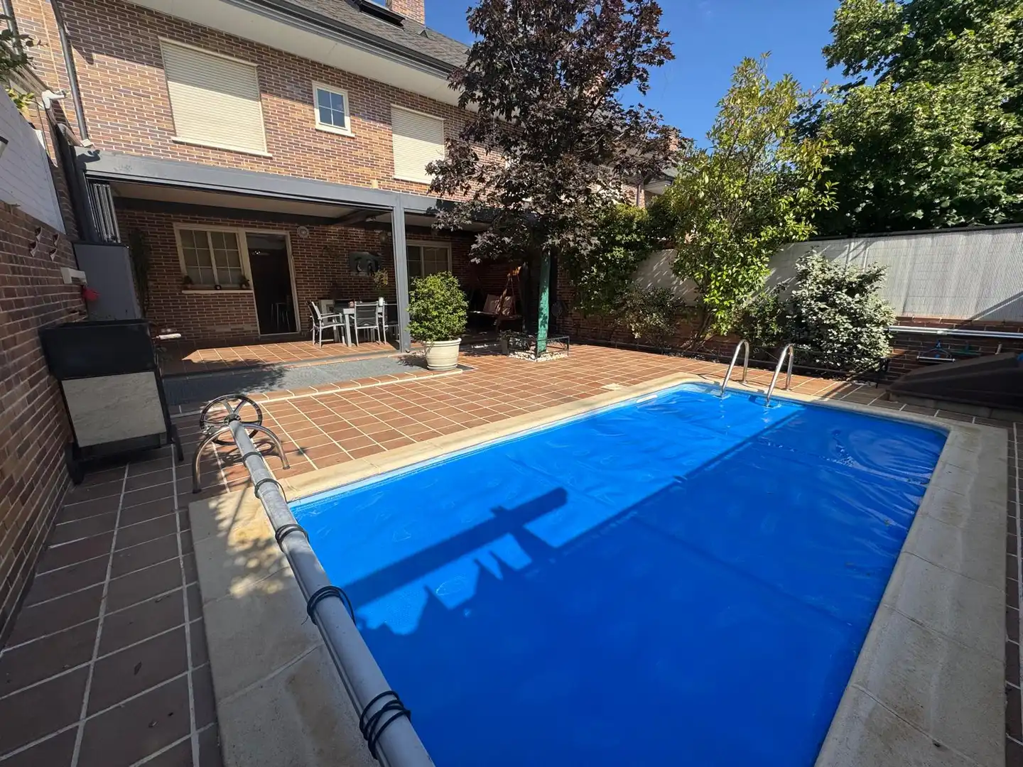 Piscina de Casa adosada en venta en Boadilla del Monte con Aire acondicionado, Calefacción y Jardín privado