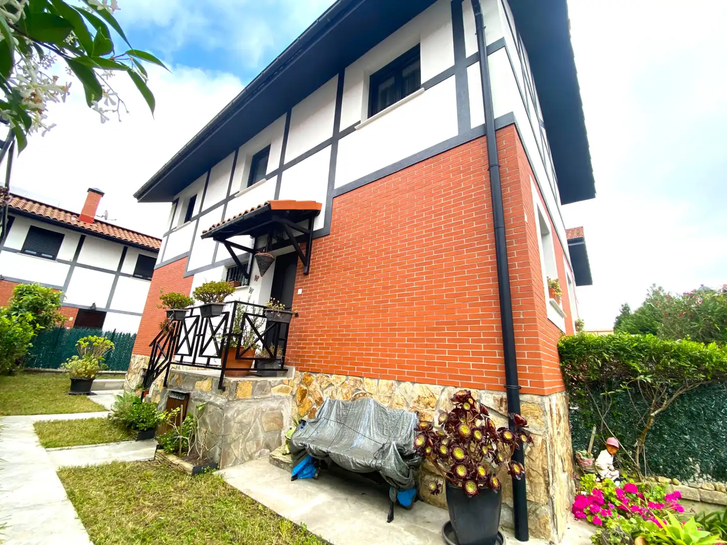 Exterior view of Houses for sale in Castro-Urdiales  with Heating, Private garden and Parquet flooring