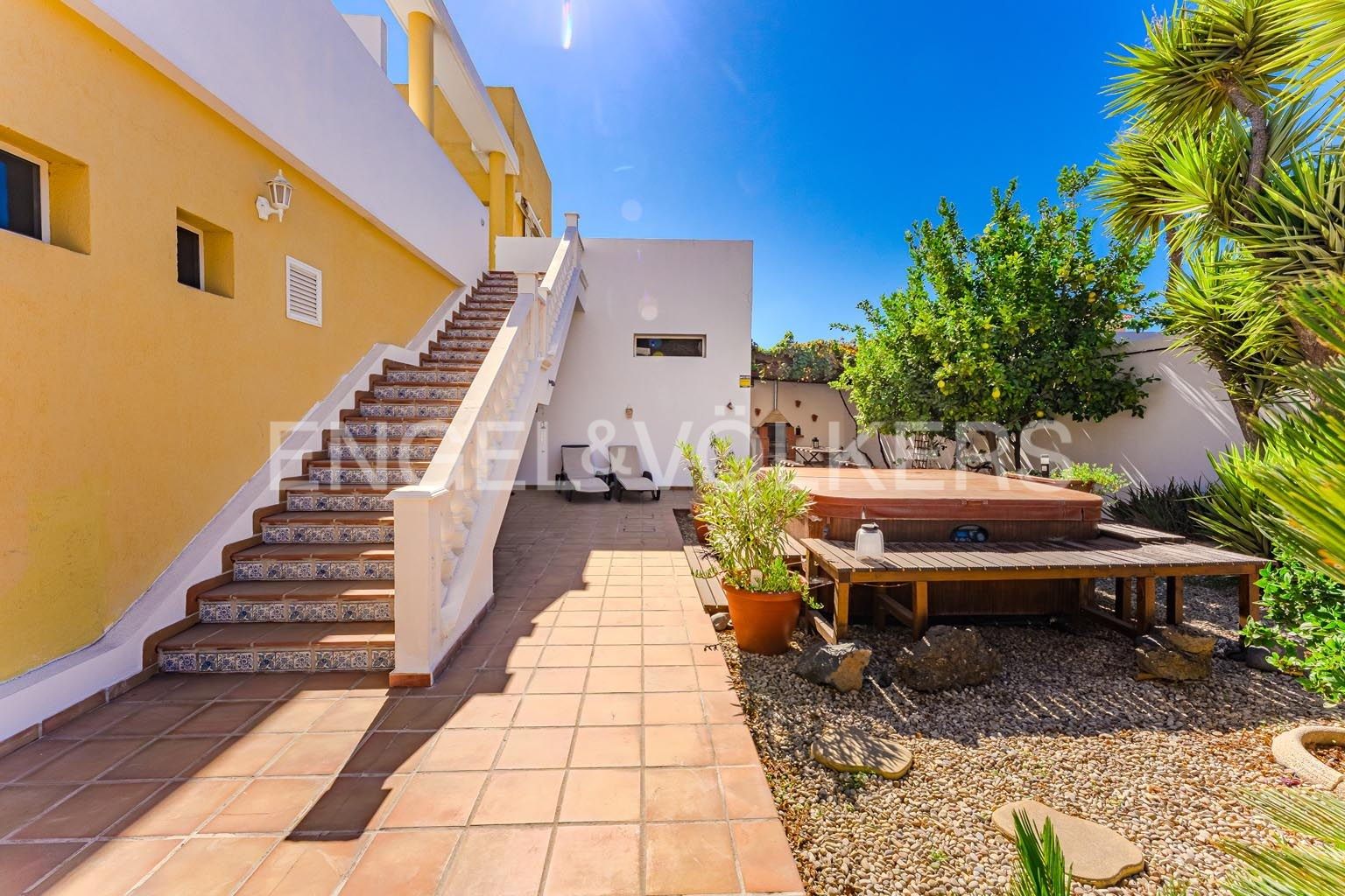 Vista exterior de Casa o chalet en venta en Santiago del Teide con Terraza, Amueblado y Jacuzzi