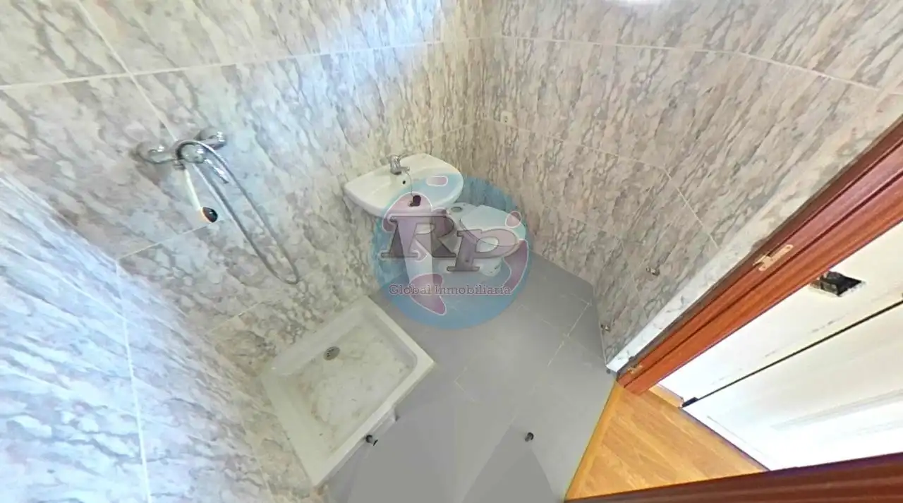 Bathroom of Detached homes for sale in Congosto  with Heating, Private garden and Parquet flooring