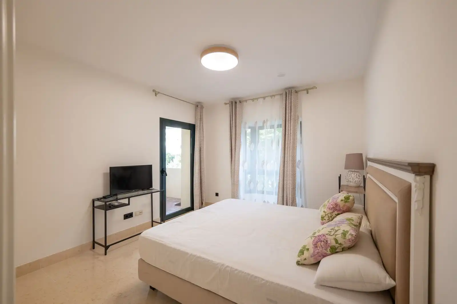 Schlafzimmer von Wohnung zur Miete in Benahavís mit Klimaanlage, Privatgarten und Terrasse