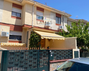 Vista exterior de Casa adosada en venda en Navalmoral de la Mata amb Moblat, Forn i Rentadora