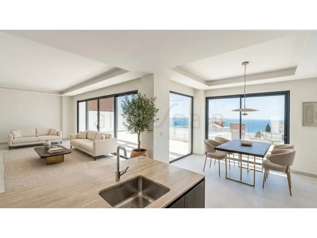 Sala d'estar de Casa o xalet en venda en Benalmádena amb Aire condicionat, Jardí privat i Terrassa