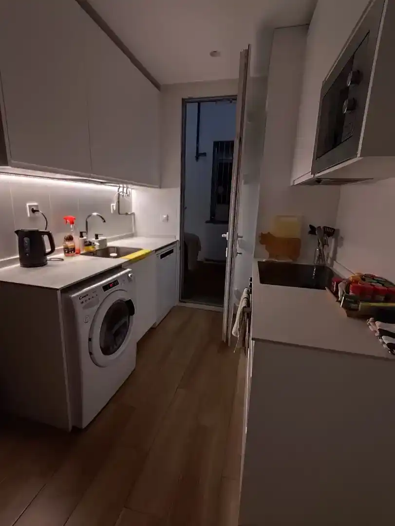 Cuina de Apartament de lloguer en  Madrid Capital amb Aire condicionat i Balcó