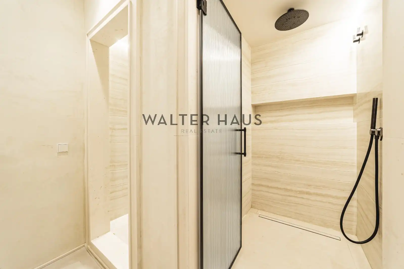 Bathroom of Flat for sale in Madrid  with Air Conditioner, Heating and Oven