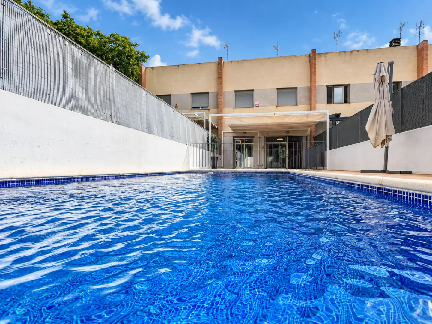 Piscina de Casa adosada en venda en Torrent amb Aire condicionat, Calefacció i Parquet