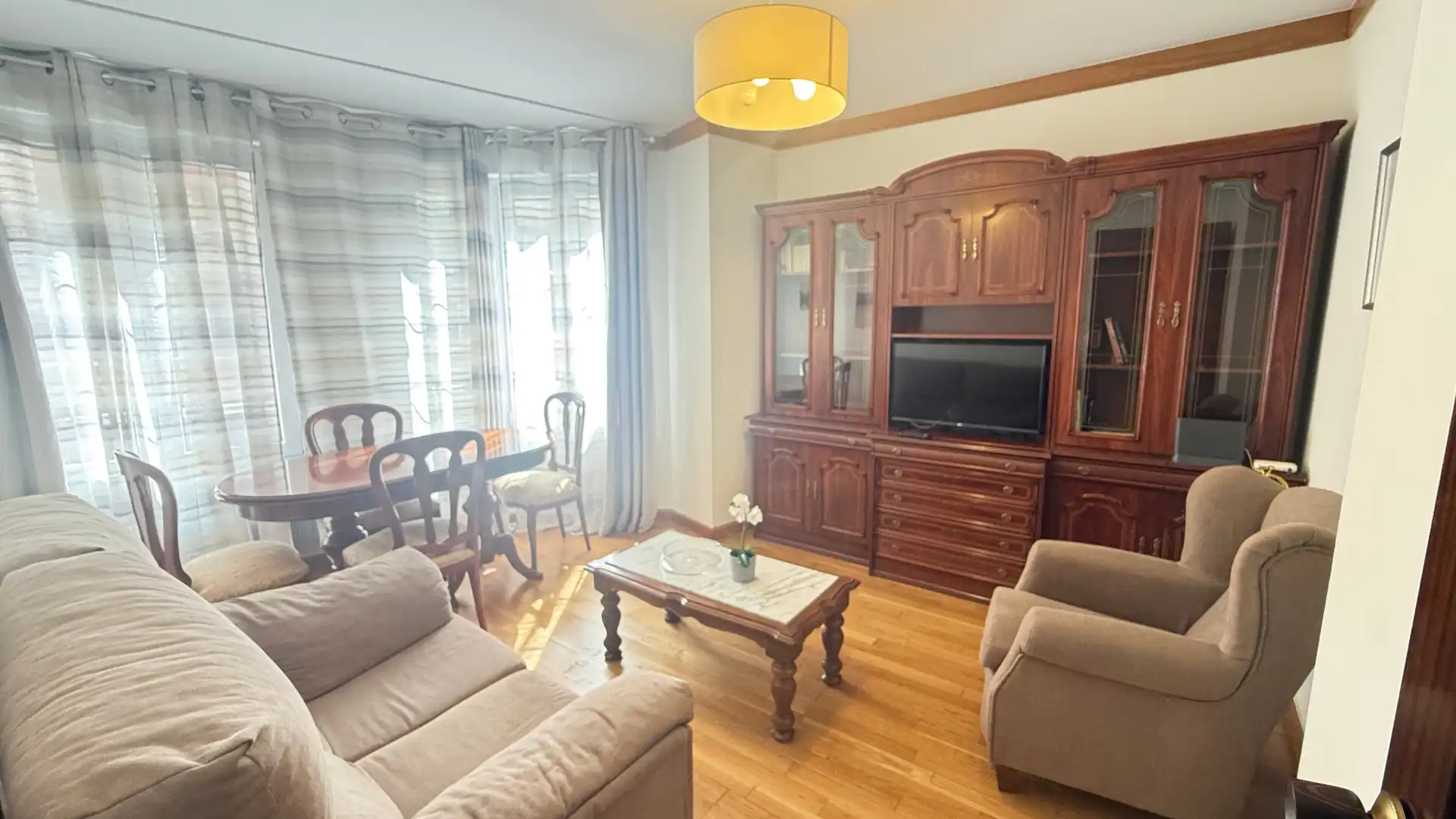 Sala d'estar de Pis de lloguer en Gijón  amb Calefacció, Parquet i Moblat
