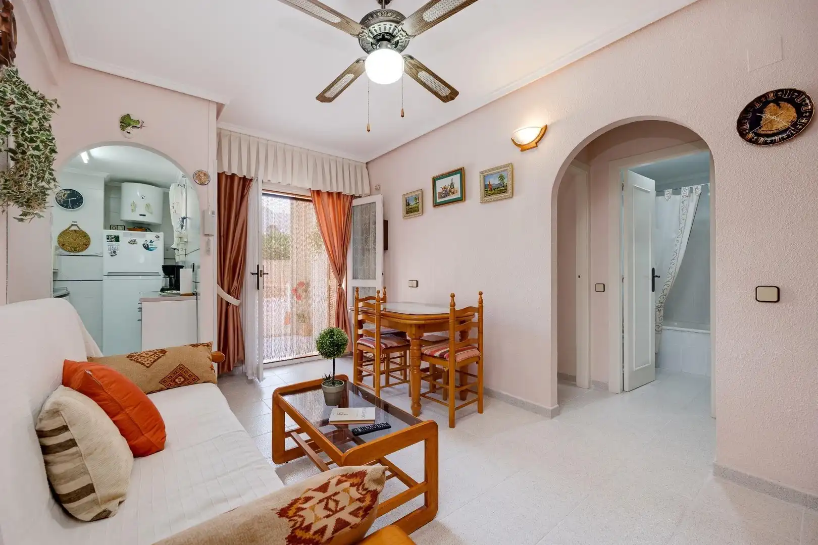Sala d'estar de Apartament en venda en Torrevieja amb Terrassa, Moblat i Piscina comunitària