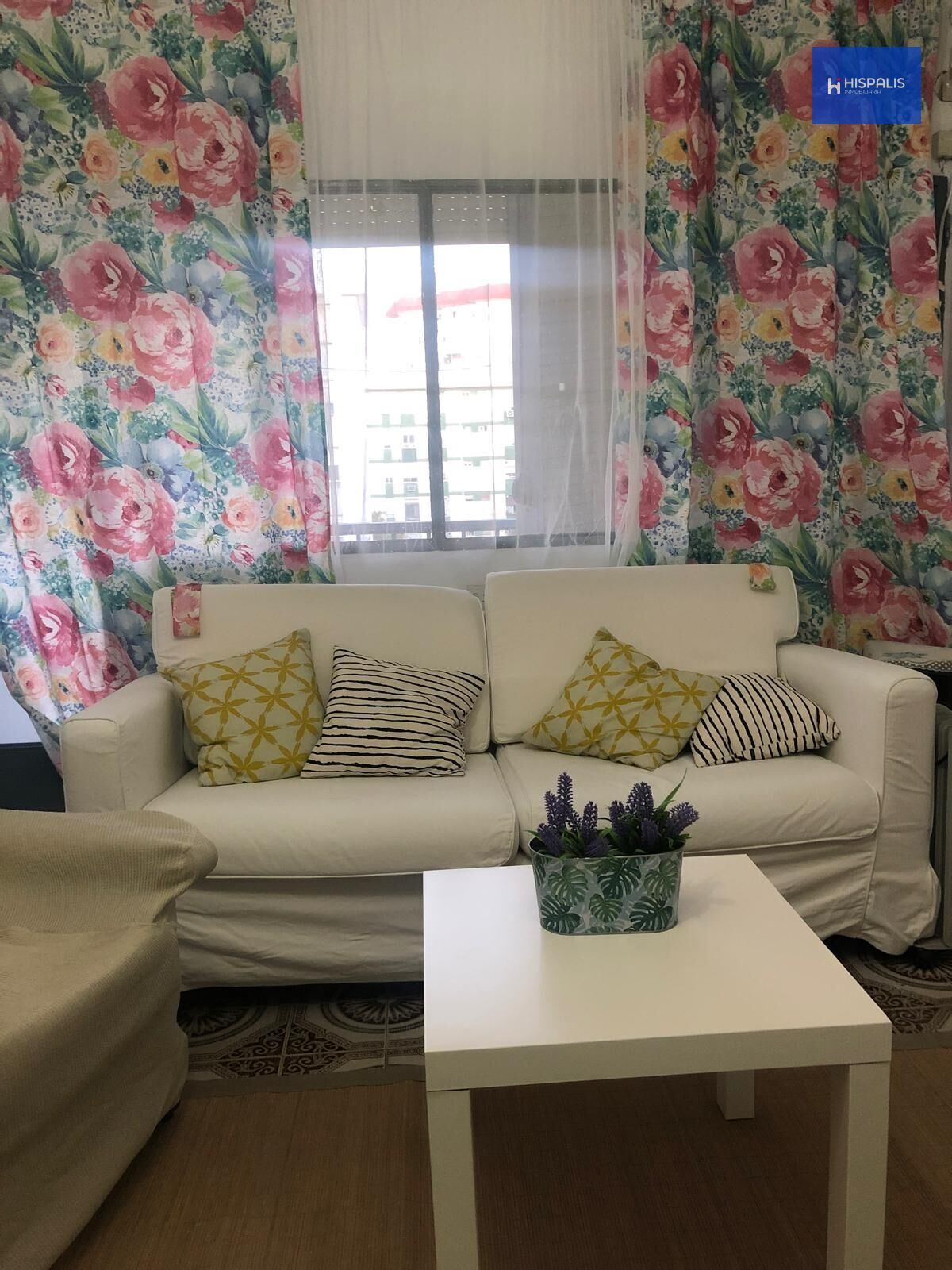 Living room of Flat for sale in  Sevilla Capital  with Terrace and Storage room