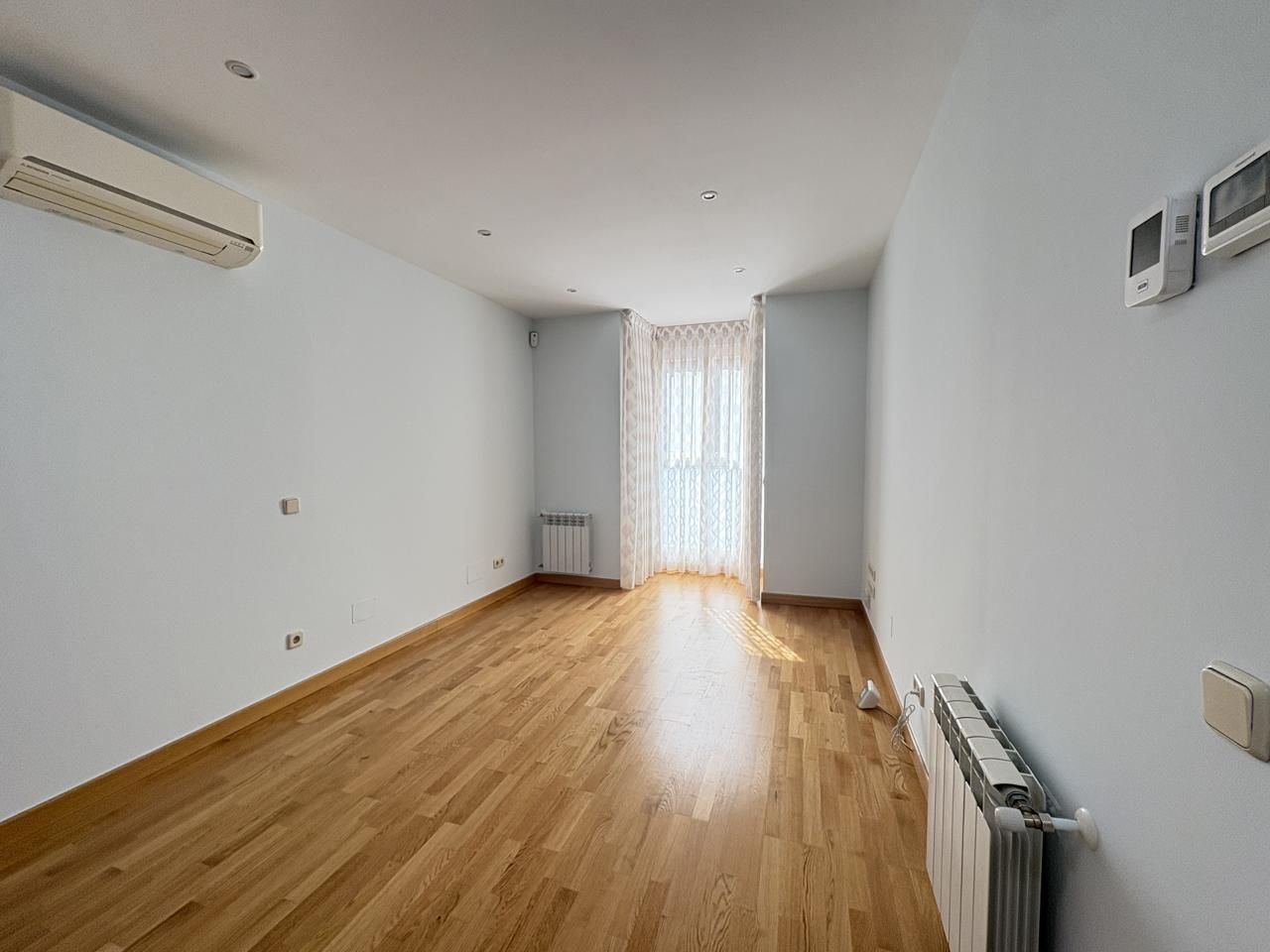 Bedroom of Flat to rent in  Madrid Capital  with Air Conditioner, Heating and Storage room