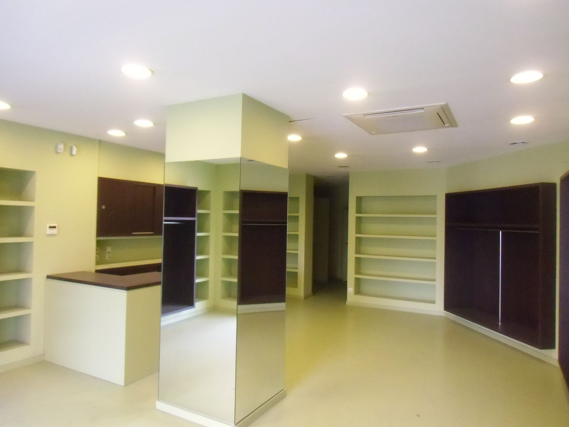 Premises for sale in Santa Coloma de Gramenet  with Air Conditioner