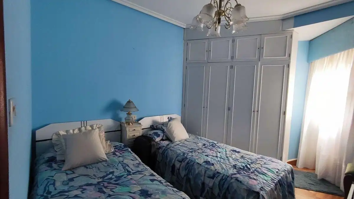 Habitación de Piso en venta en Vigo  con Calefacción, Trastero y Amueblado