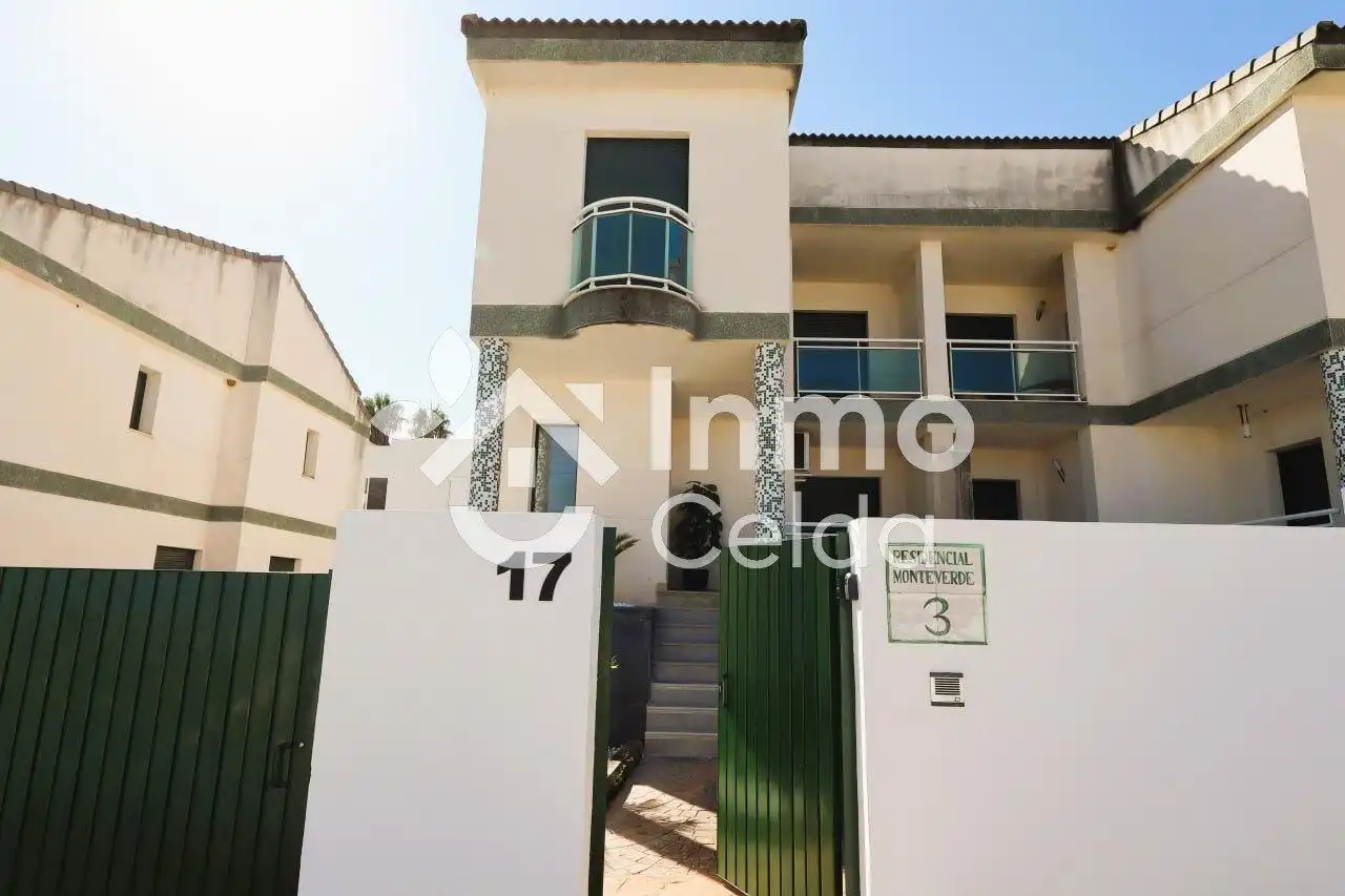 Vista exterior de Casa adosada en venta en Chiva con Aire acondicionado, Calefacción y Terraza