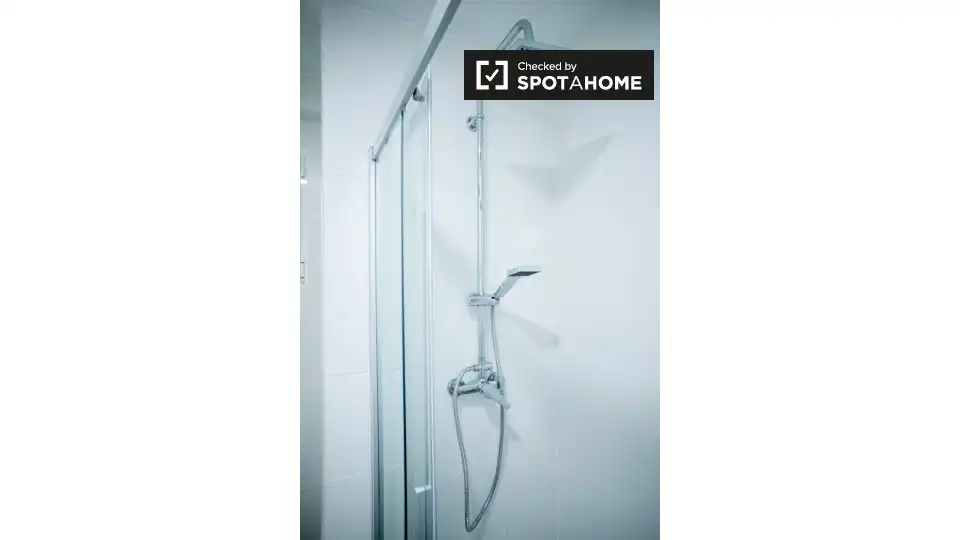 Bathroom of Flat for rent in Valencia  with Air Conditioner, Heating and Furnished
