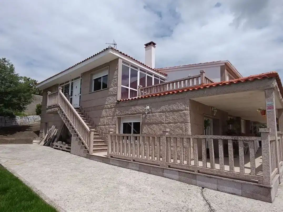 Vista exterior de Casa o xalet en venda en Ourense Capital  amb Piscina