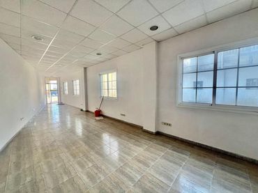Local comercial de lloguer a Travesía de Meicende 86