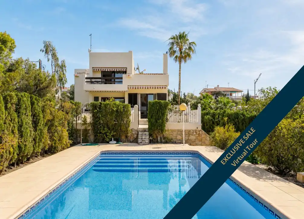 Vista exterior de Casa o xalet en venda en El Campello amb Aire condicionat, Jardí privat i Terrassa