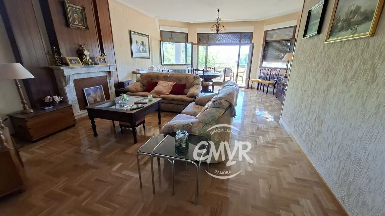 Sala d'estar de Casa o xalet en venda en Zamora Capital  amb Calefacció, Jardí privat i Parquet