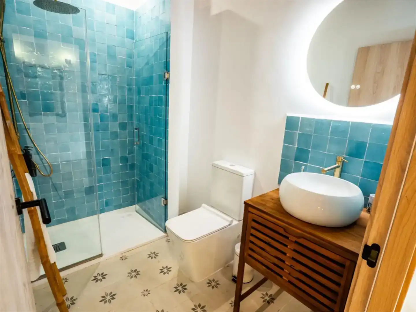 Bathroom of Flat for rent in Marbella  with Air Conditioner, Parquet flooring and Swimming Pool
