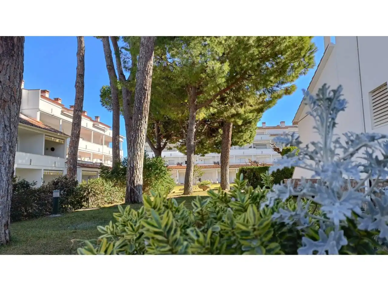 Jardín de Piso en venta en L'Escala con Terraza, Amueblado y Piscina comunitaria
