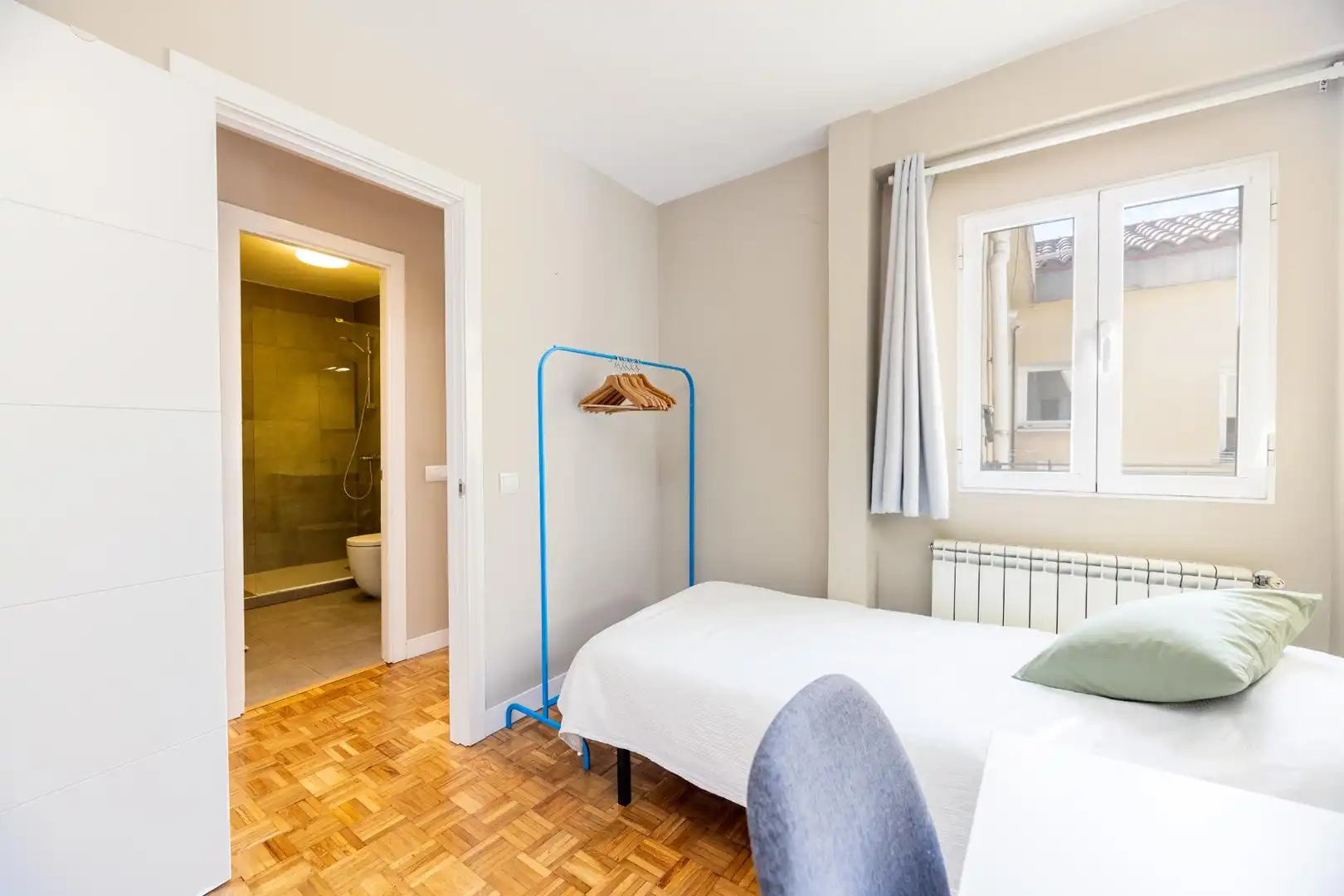 Schlafzimmer von Dachboden zur Miete in Madrid mit Klimaanlage, Heizung und Terrasse
